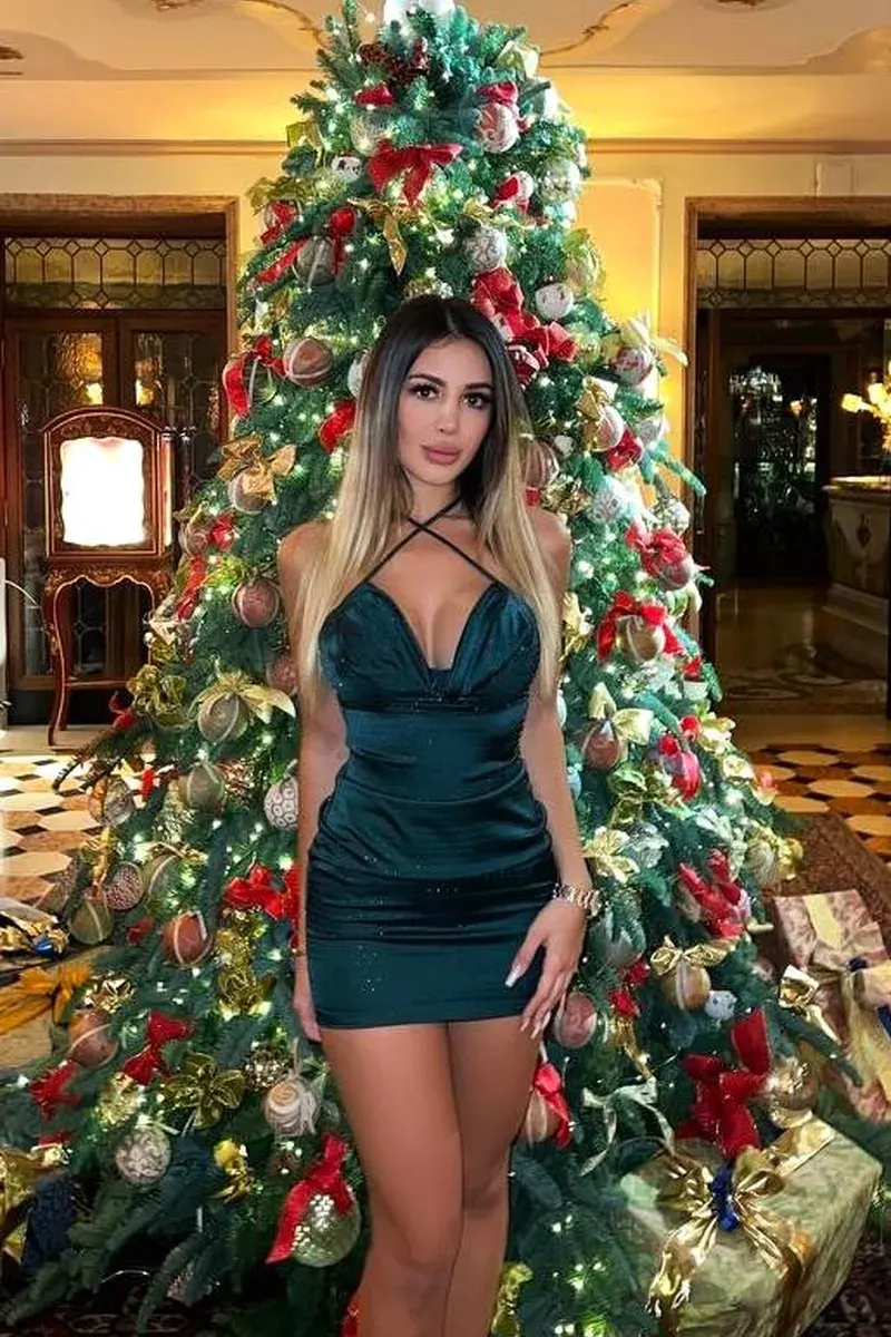 Beautiful escort Chiata in Putney Heath, London. Fashionable and elegant