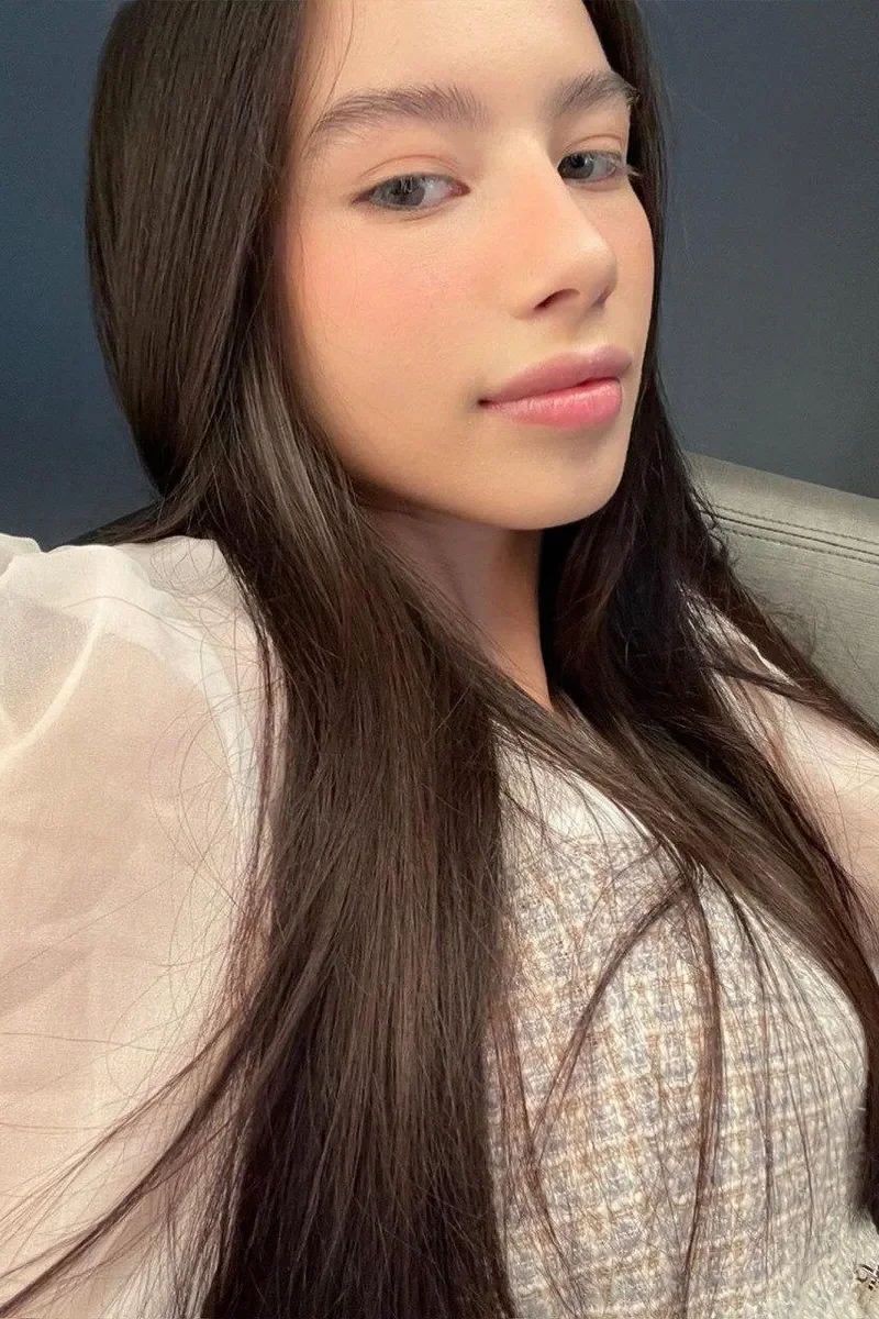 Anis takes cute homemade selfies in bed